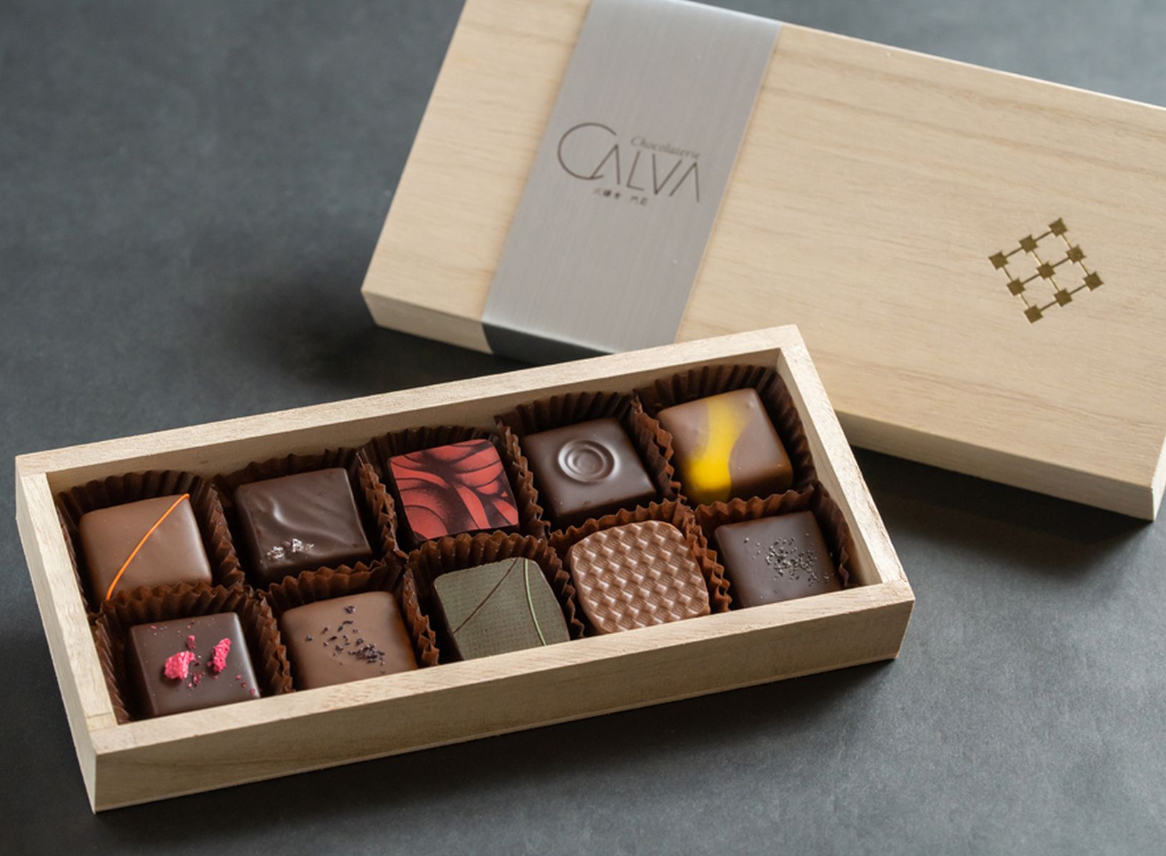 「ショコラトリー カルヴァ」の木箱入りショコラセット各種はオンラインショップからも購入可能